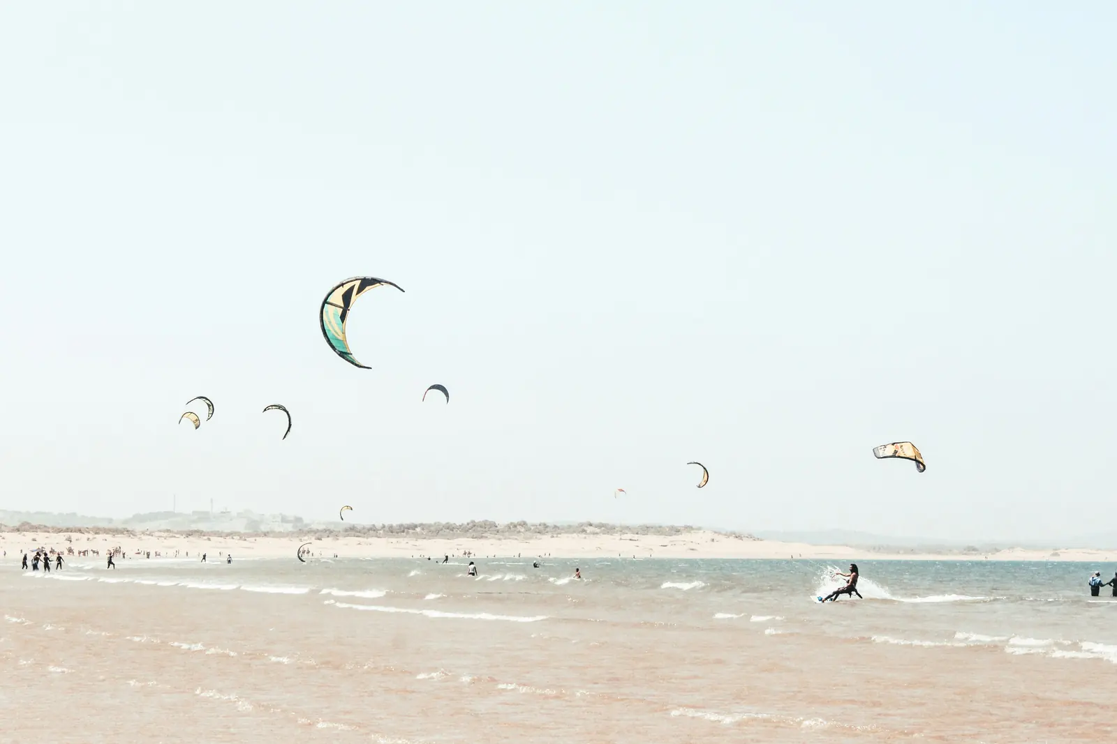 Kitesurfeurs sur la plage de l'Atlantique près d'Essaouira