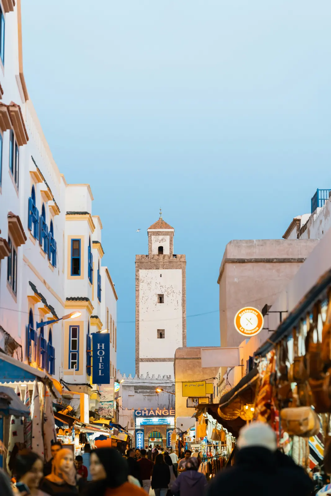 Ruelle animée de la médina d'Essaouira classée à l'UNESCO, au pied du minaret
