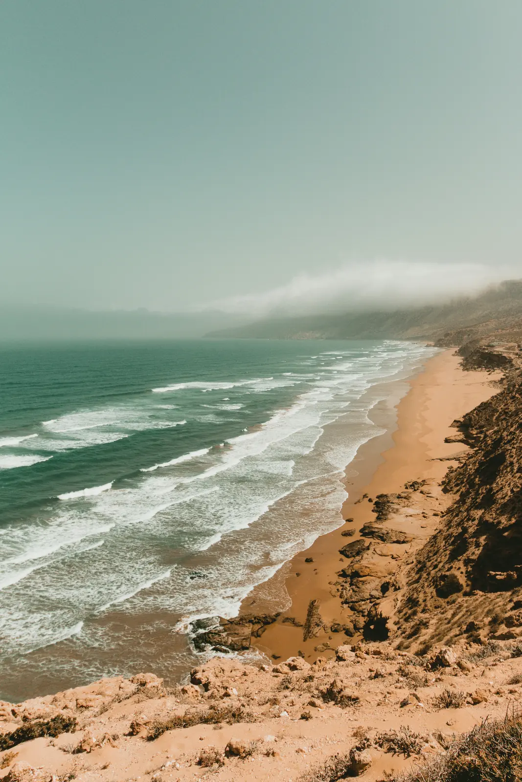 Longue plage de l'Atlantique et falaises au sud d'Essaouira, vers Sidi Kaouki