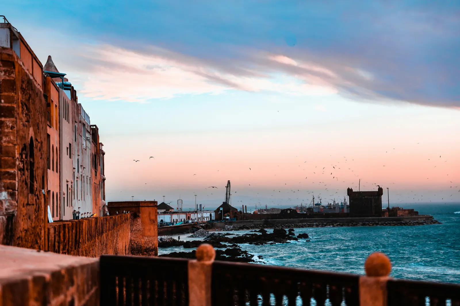 Remparts de la Skala à Essaouira au coucher du soleil, face à l'océan Atlantique