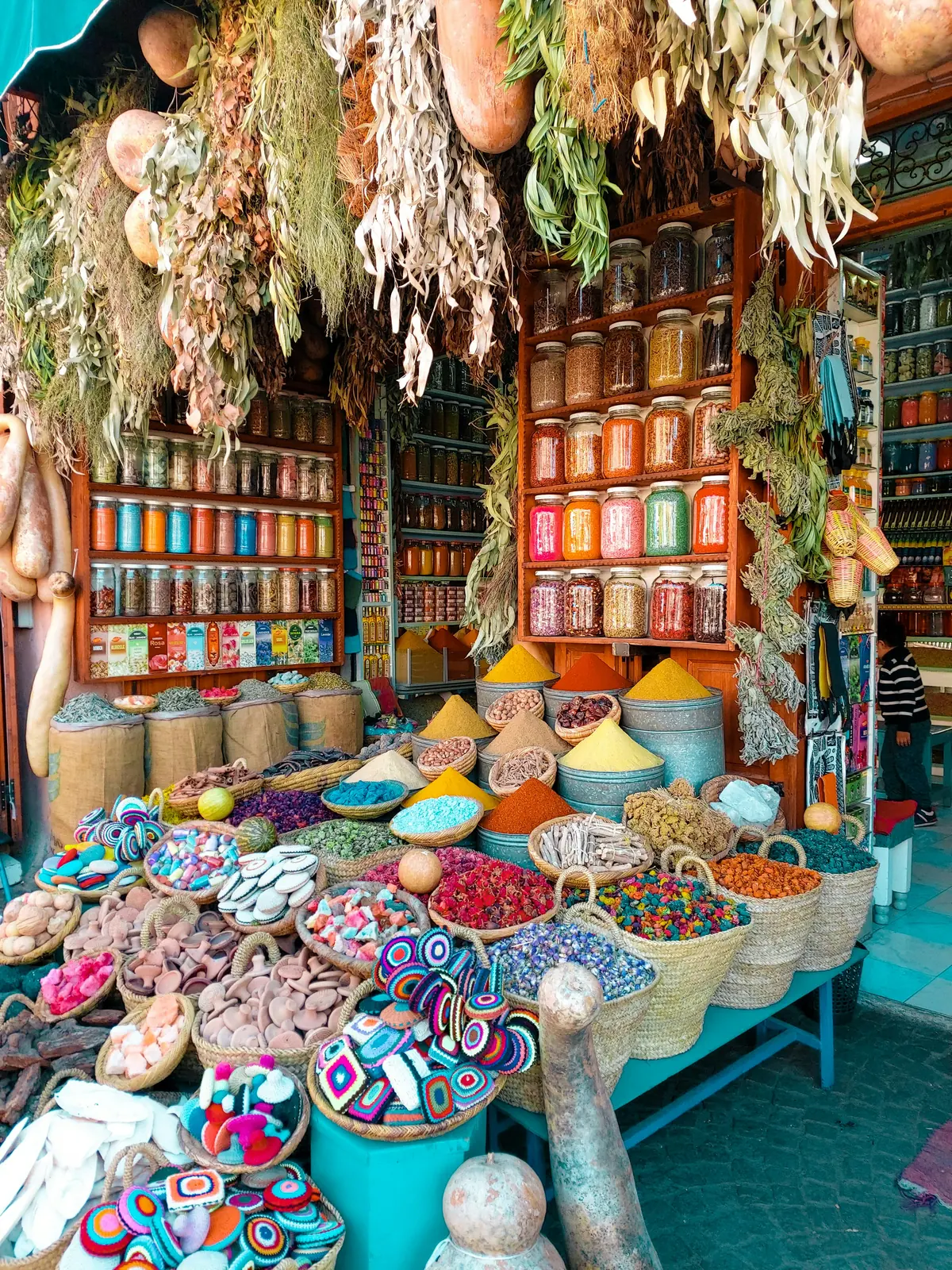 Étal d'épices, d'herbes et de savons dans un souk marocain