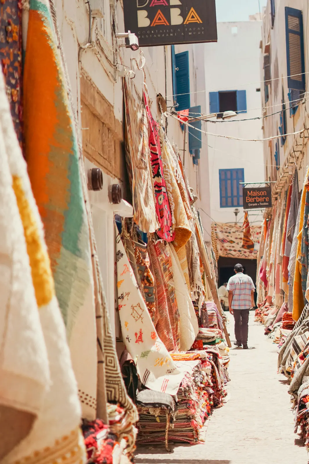 Ruelle de tapis et de textiles berbères dans les souks d'Essaouira