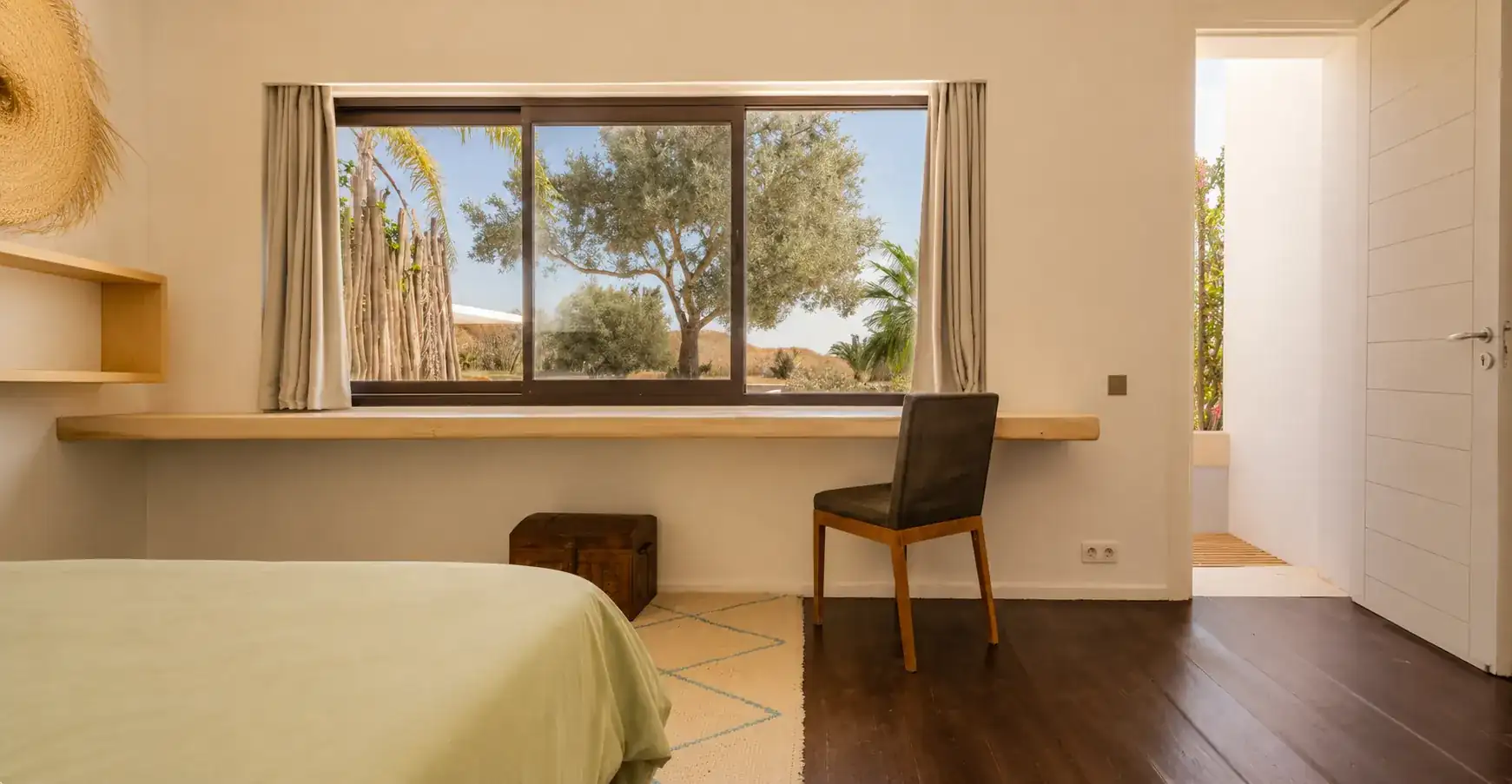 Chambre II de la Villa Nausikaa et sa salle de bain attenante