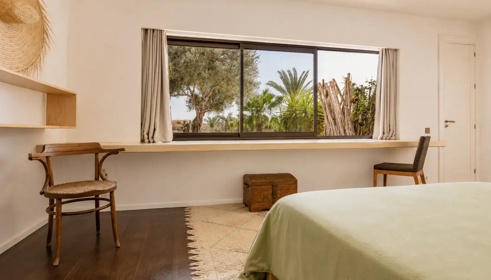 Chambre II de la Villa Nausikaa : tablette-bureau en bois sous la fenêtre panoramique