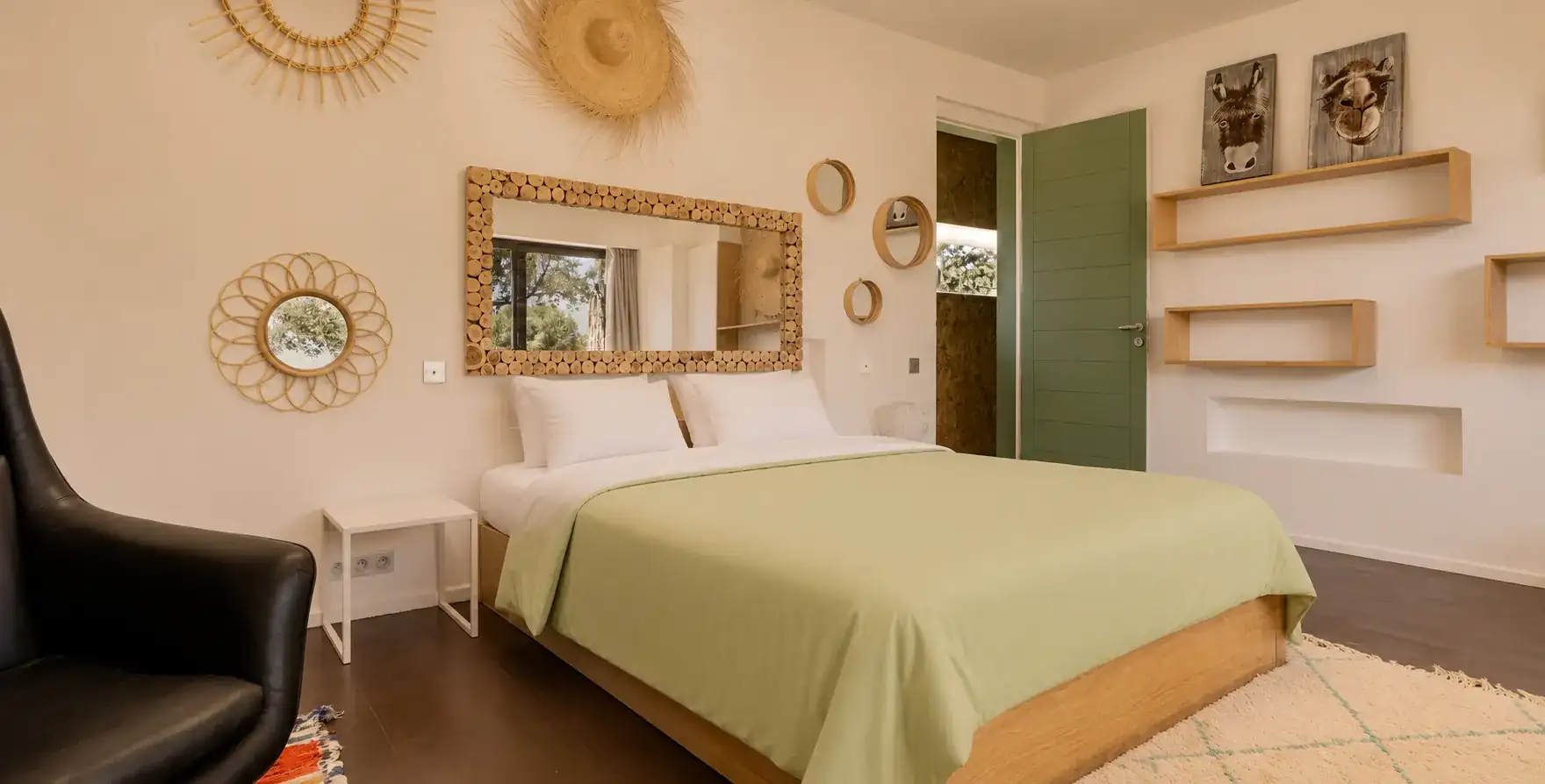 Chambre II de la Villa Nausikaa : lit en bois, miroirs en rotin et grand miroir en rondins