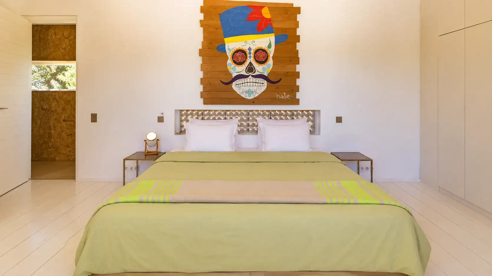 Chambre III de la Villa Nausikaa : lit king, tête de lit rétroéclairée et œuvre peinte sur bois