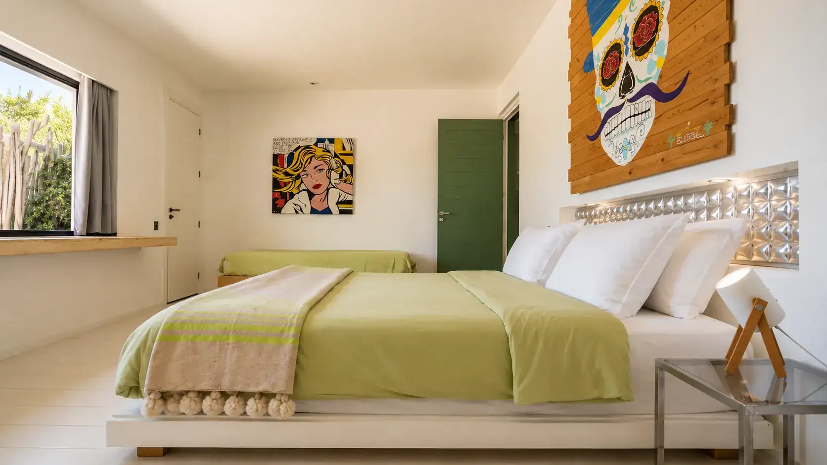 Chambre III de la Villa Nausikaa ouverte sur le jardin de cactus, avec toile pop art