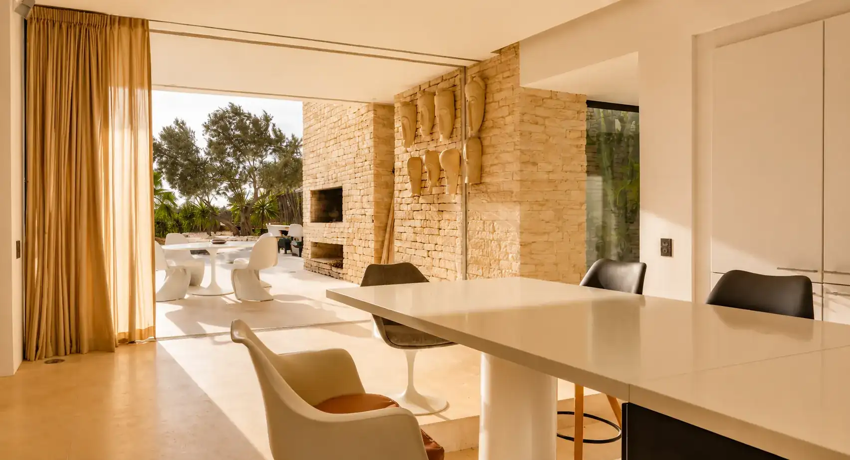 Cuisine ouverte sur la terrasse à manger et son foyer extérieur en pierre, Villa Nausikaa à Essaouira