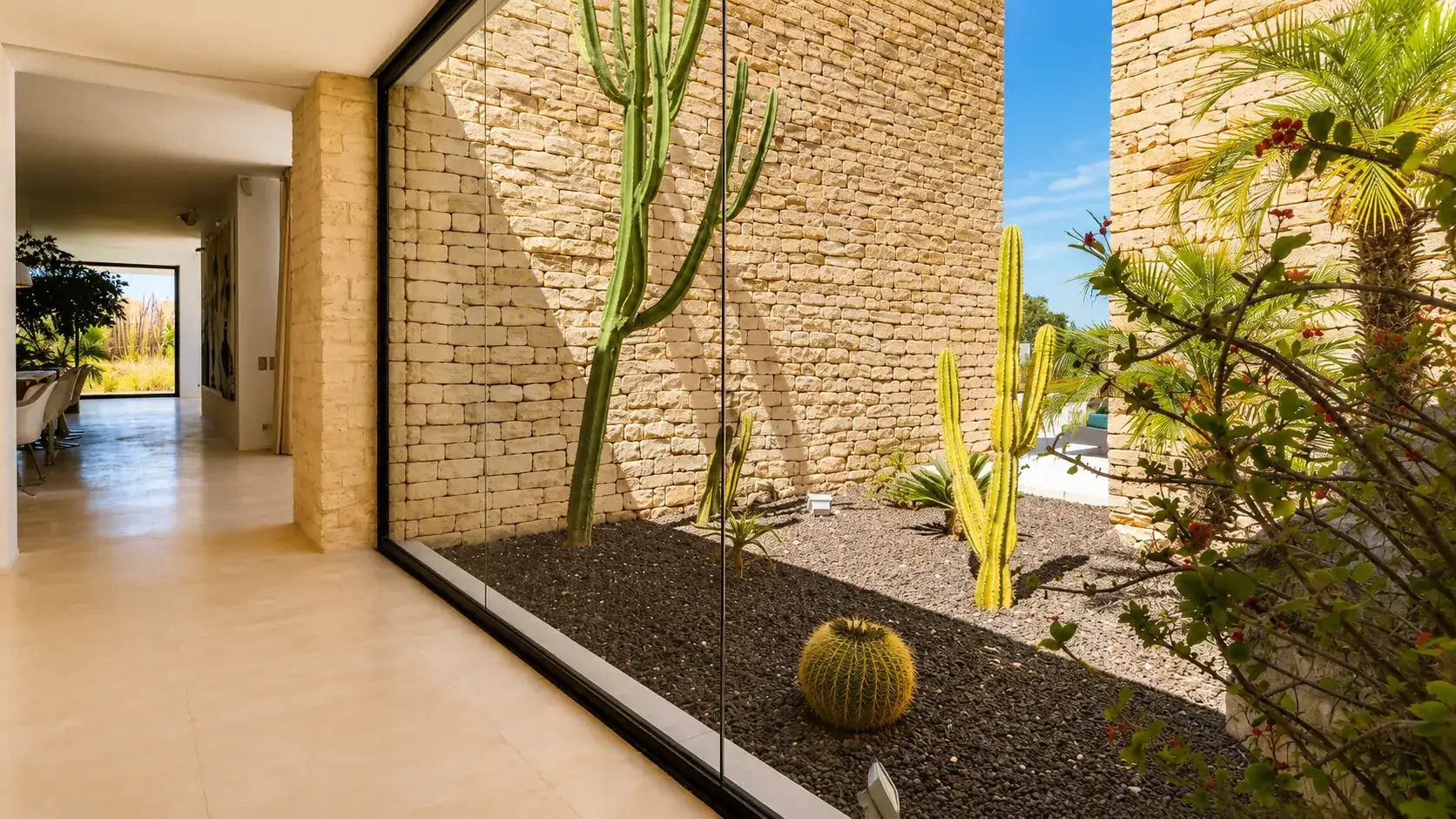 Patio de cactus vitré vu depuis le couloir de la Villa Nausikaa, à Essaouira
