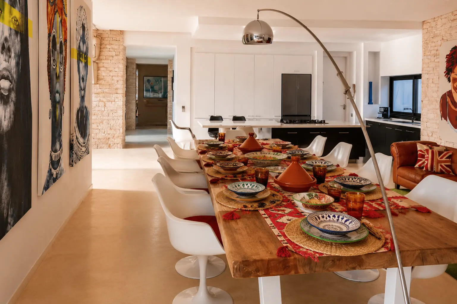 Grande table de la Villa Nausikaa dressée pour un dîner, tajines et vaisselle peinte