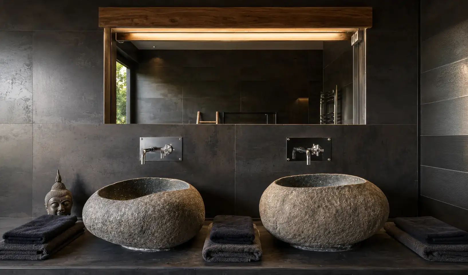 Salle de bain de la Villa Nausikaa : doubles vasques taillées dans la pierre et miroir rétroéclairé