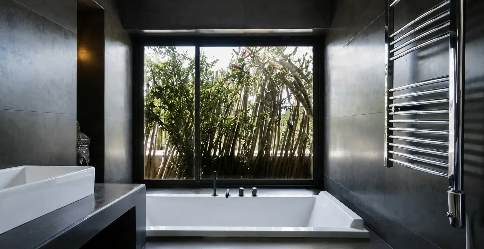 Baignoire encastrée sous la fenêtre de la salle de bain de la suite parentale de la Villa Nausikaa