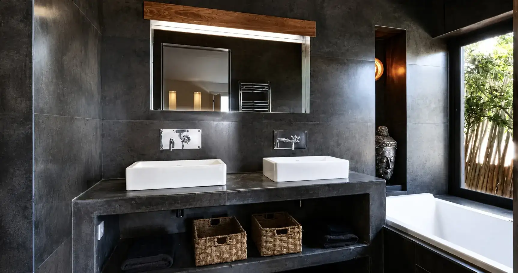 Salle de bain de la suite parentale : doubles vasques rectangulaires sur plan de pierre et baignoire, Villa Nausikaa
