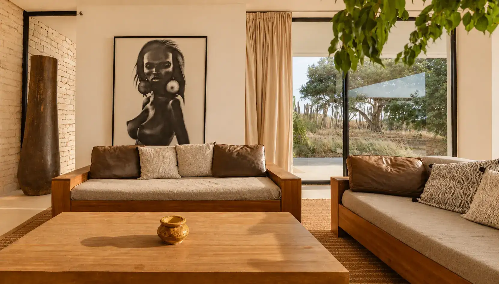 Banquettes en teck et œuvre d'art grand format dans le salon de la Villa Nausikaa