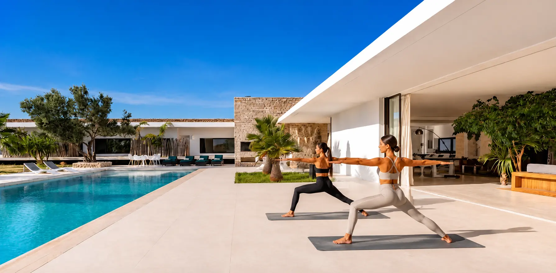 Séance de yoga sur la terrasse de la Villa Nausikaa, le long du bassin de vingt mètres